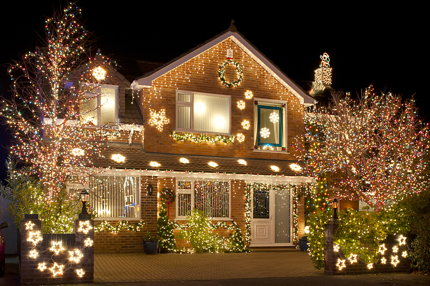 6 Tips for Installing Holiday Roofing Decorations